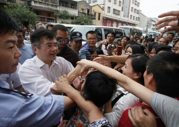 Outgoing Ambassador to China Gary Locke greets Chinese residents. Photo credit: Washington Post.