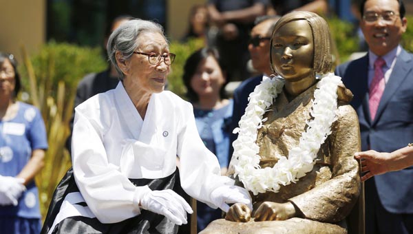 Former Comfort Woman, Kim Bok-Dong, admires the Glendale memorial statue in March 2013. (Photo credit: Action Images / Danny Moloshok Livepic)