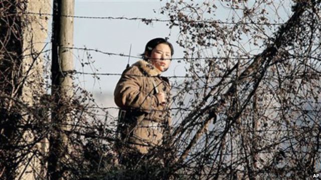 A North Korean soldier patrols the N Korean-Chinese border at the Yalu River. (Photo credit: VOA News)