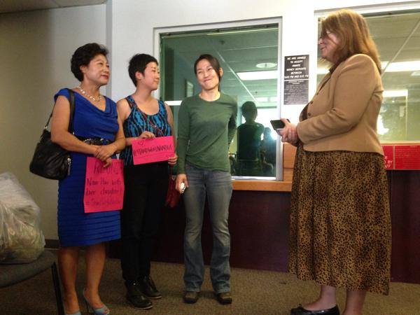 Nan-Hui Jo (center) thanks her supporters moments before she is taken into ICE custody. Photo credit: Facebook / Stand With Nan Hui.